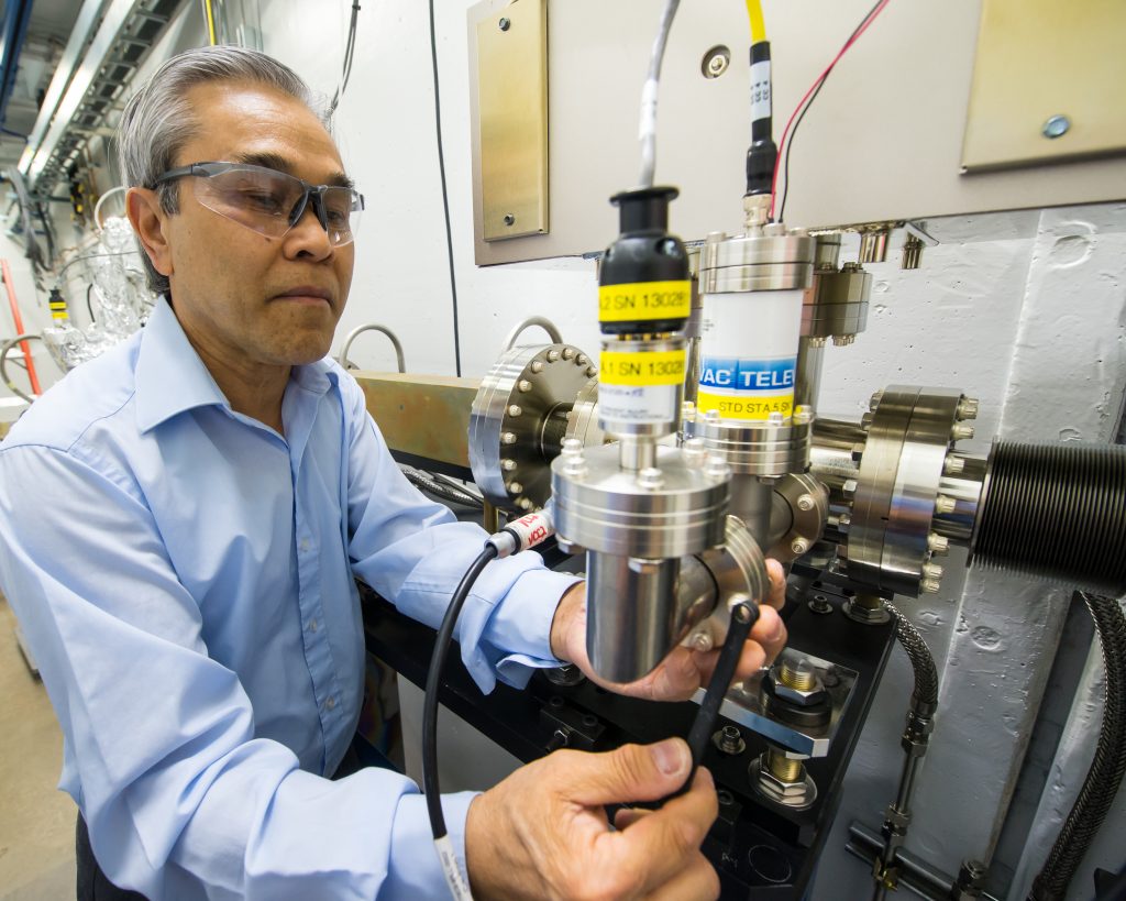 Wissenschaftler des Argonne National Laboratory mit Televac-Vakuum-Messgeräten